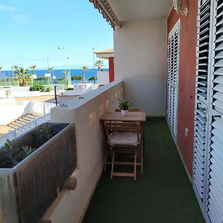 Cozy Apartment By The Sea. Great For Families.